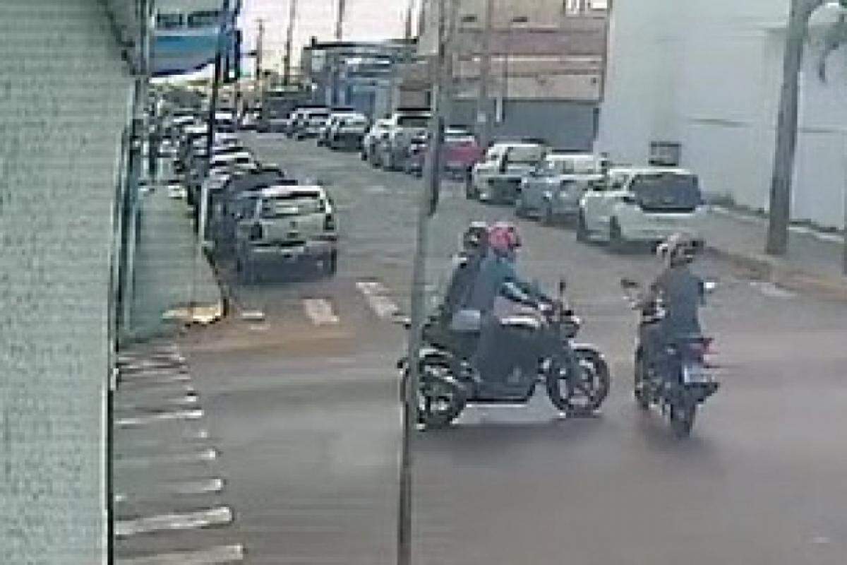 Câmera flagra acidente grave com 2 motos na Av. Brasil; ASSISTA