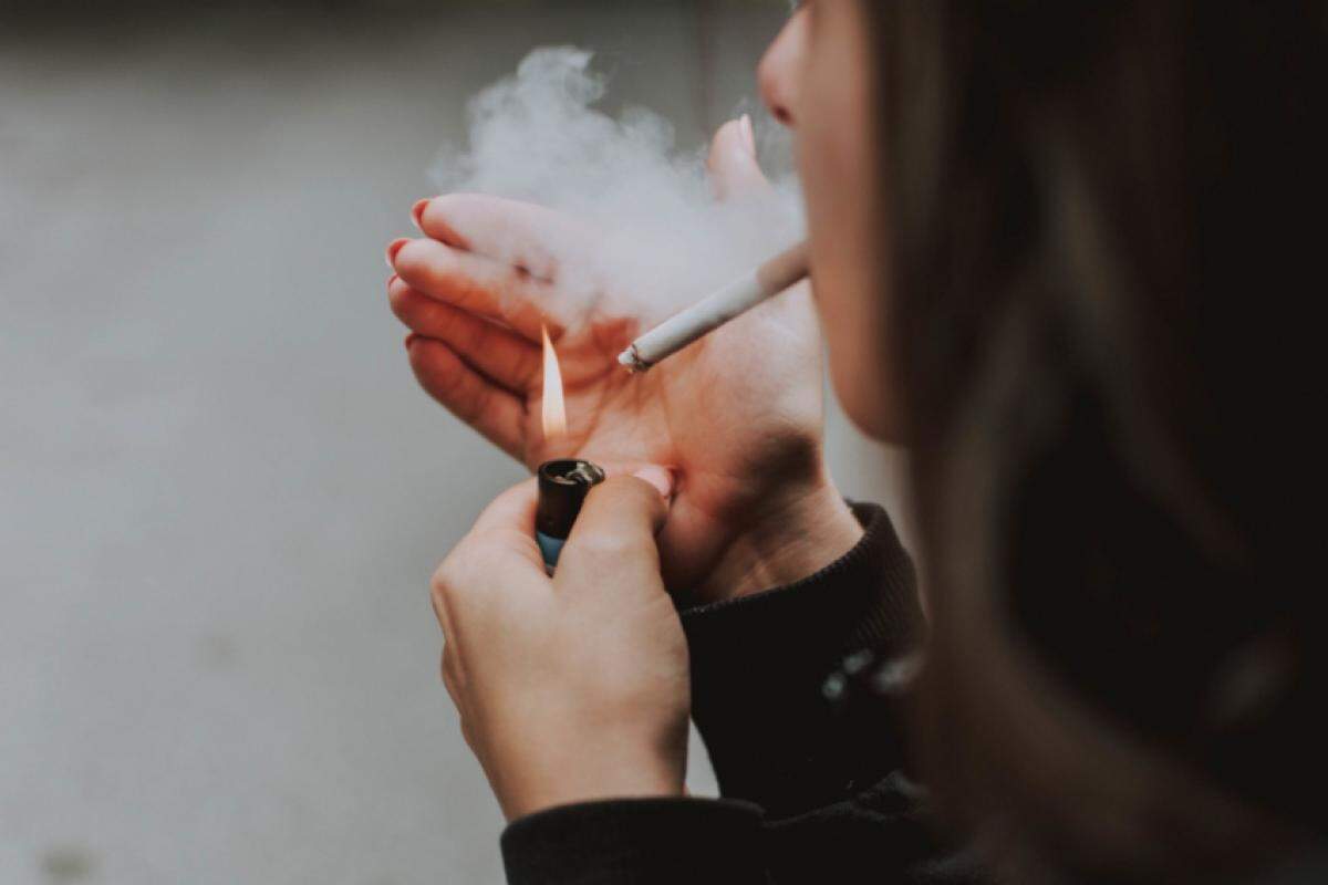 Os fumantes com idades entre 40 e 79 anos correm risco quase três vezes maior de morrer em comparação com aqueles que nunca fumaram