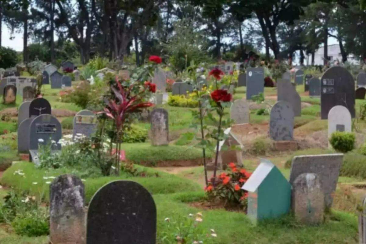 Lápides no cemitério Santo Agostinho, em Franca