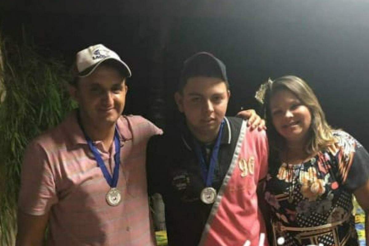 Bruna Karla de Freitas Alves ao lado do marido e do filho: morte precoce aos 39 anos em Franca