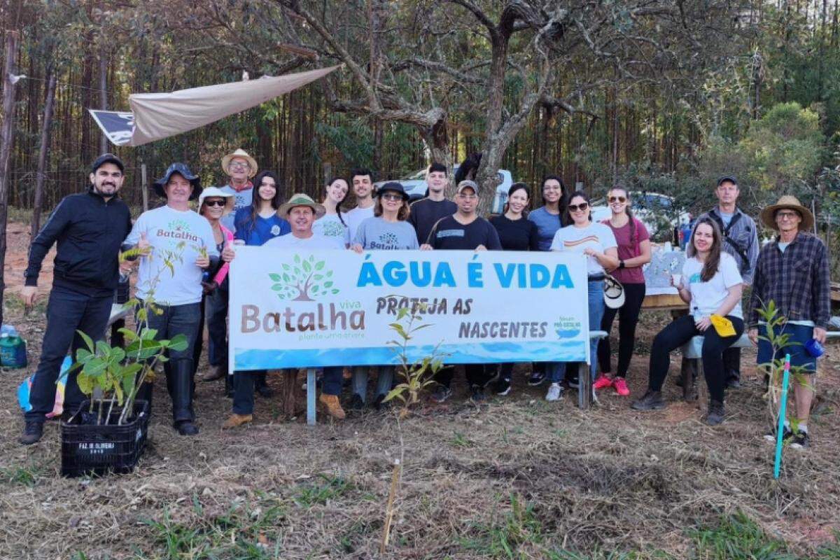 A equipe do projeto é composta por voluntários. O projeto já chegou ao marco de 5 mil árvores na nascente do Rio Batalha (veja mais fotos no final)