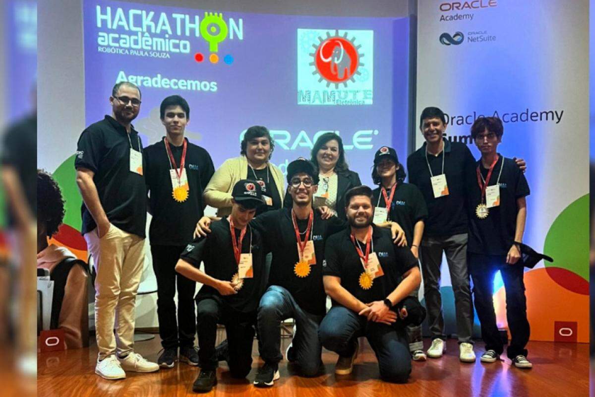 Os estudantes alcançaram o 1º lugar no estado de SP no Hackathon, evento promovido pelo Centro Paula Souza em parceria com a Oracle em São Paulo
