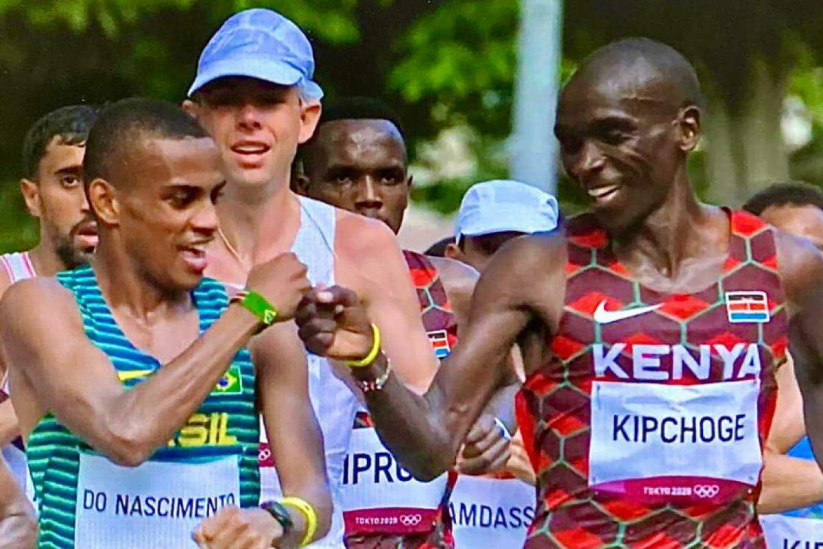 Daniel, à direita, na Tóquio-2020, ao lado de Kipchoge, campeão olímpico e recordista
