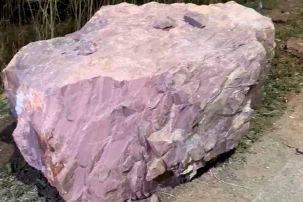 A pedra de uma tonelada se desprendeu de um local sem histórico de queda 
