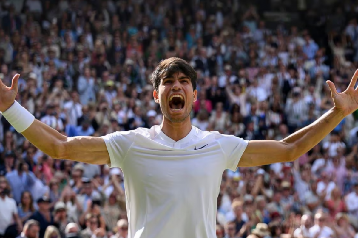 Alcaraz vibra com a vitória no tapete de Wimbledon: massacre