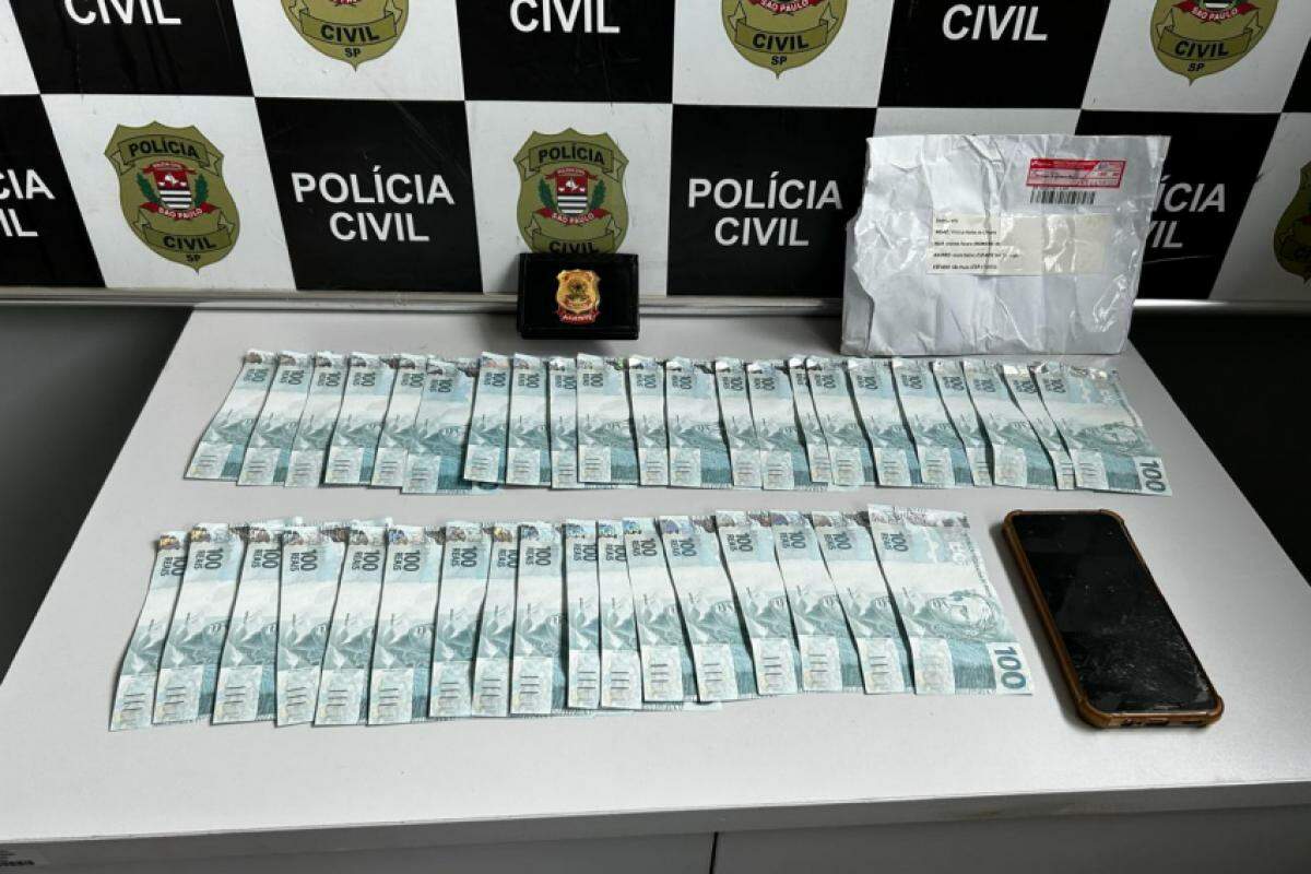 Com o suspeito, foram apreendidas trinta e nove cédulas falsas de R$ 100,00, no total de R$ 3,9 mil