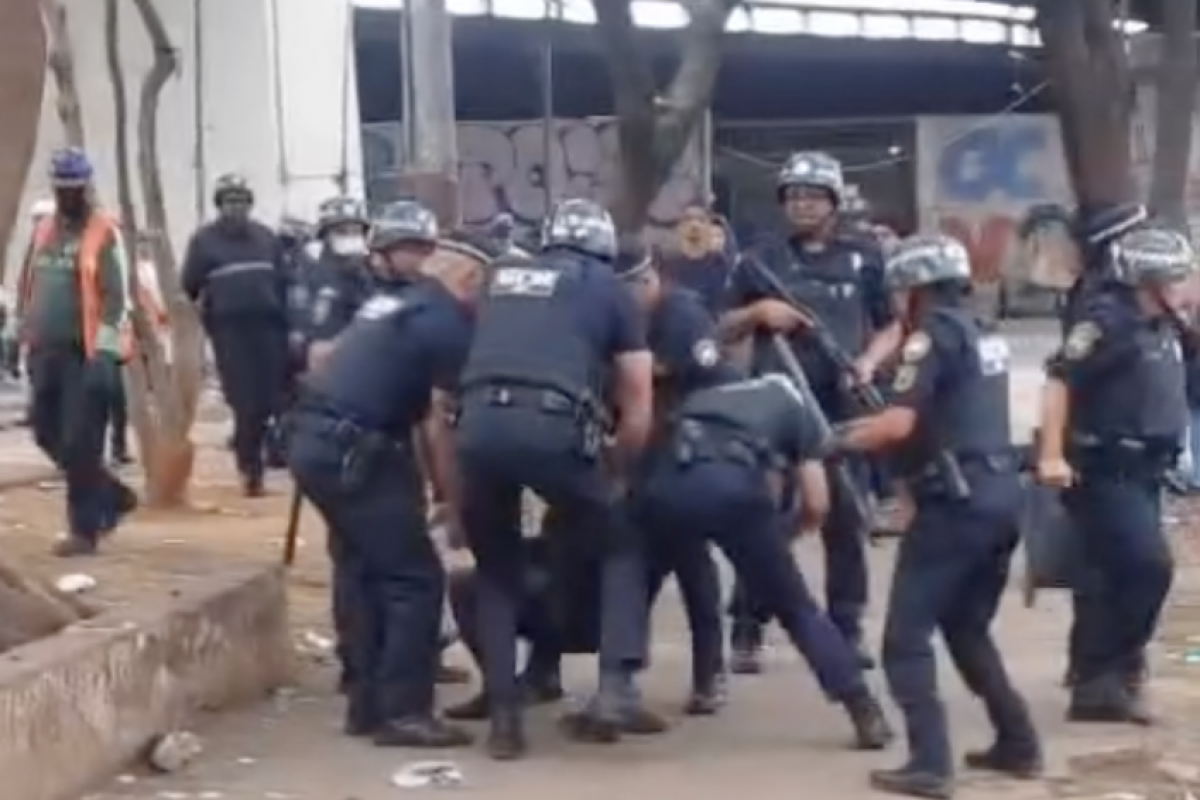 A certa altura, o homem foi segurado por seis guardas, que, novamente, o jogaram no chão e o pisotearam.