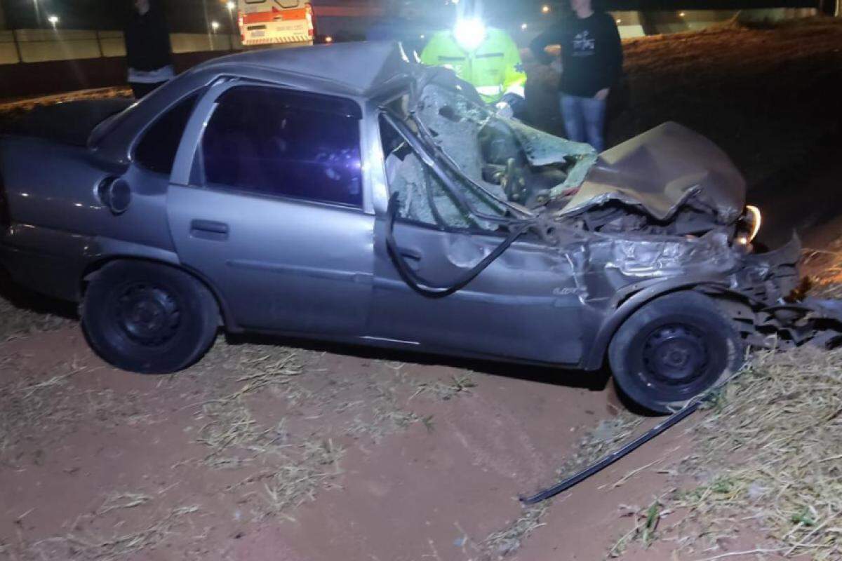 Com o impacto, o carro ficou com a frente completamente destruída e o motorista ficou preso às ferragens