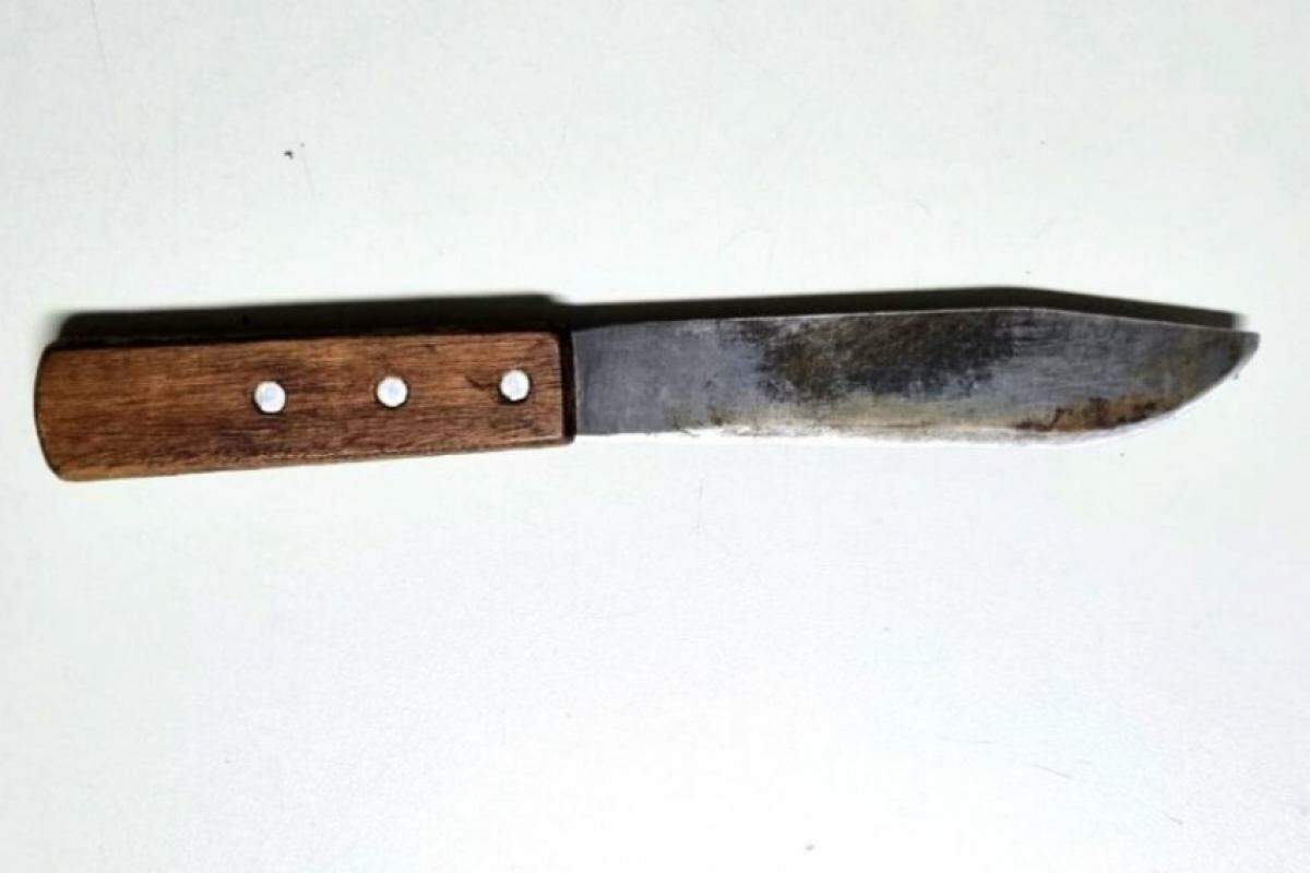 A faca foi apreendida pelos policiais militares 