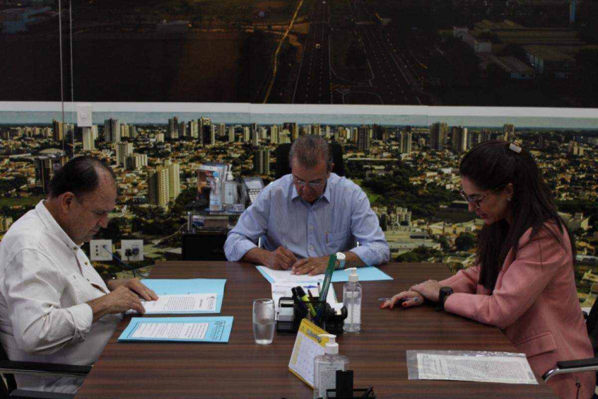 O prefeito Dilador Borges assinou as ordens de serviço nesta segunda-feira, 15