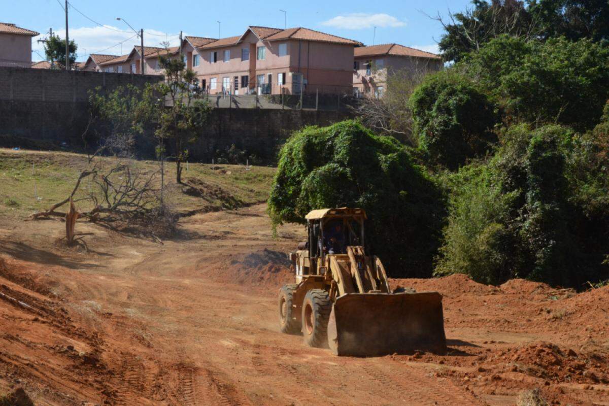 Maquinários já estão preparando solo aos fundos do bairro Recreio Campo Belo: trabalhos foram iniciados nesta semana pela Emdef