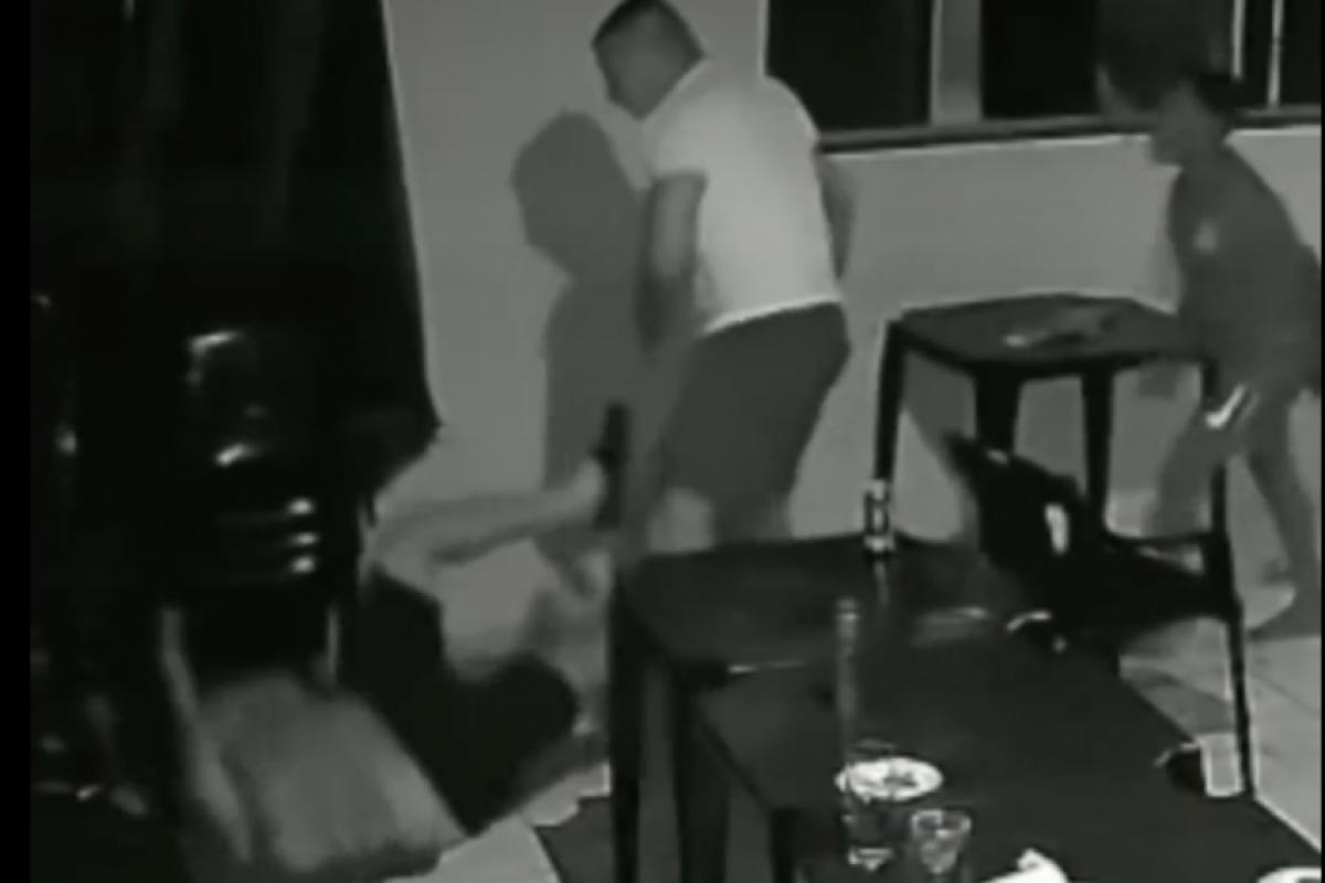 As câmeras de segurança da casa registraram a briga entre os dois irmãos.