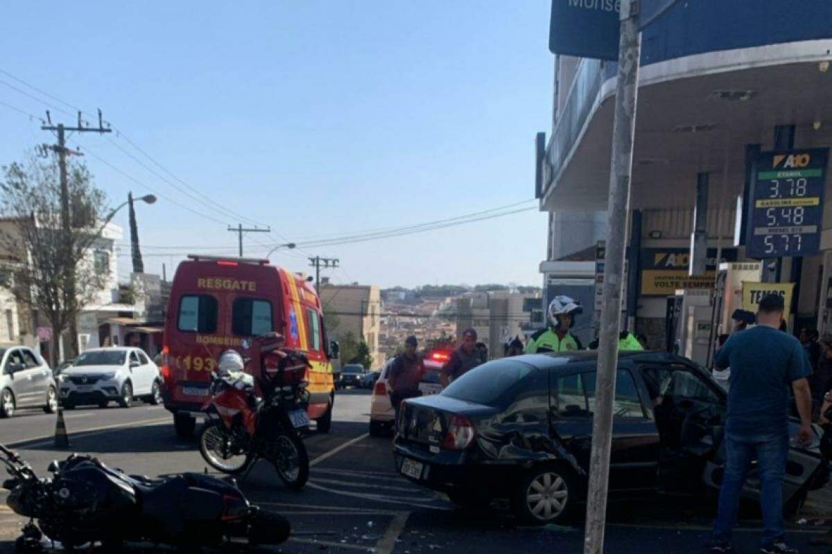 Motociclista foi arremessado por cima do veículo e caiu na avenida; passageira do carro, uma mulher de 73 anos, ficou presa nas ferragens