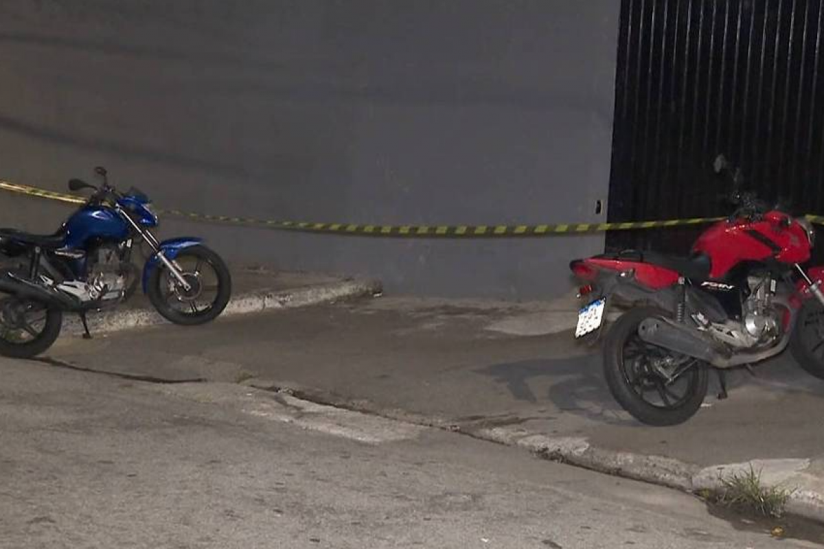 Motos usadas pelos dois homens atingidos pelo GCM aposentado em Cidade Dutra, zona sul de São Paulo, na segunda (22) 