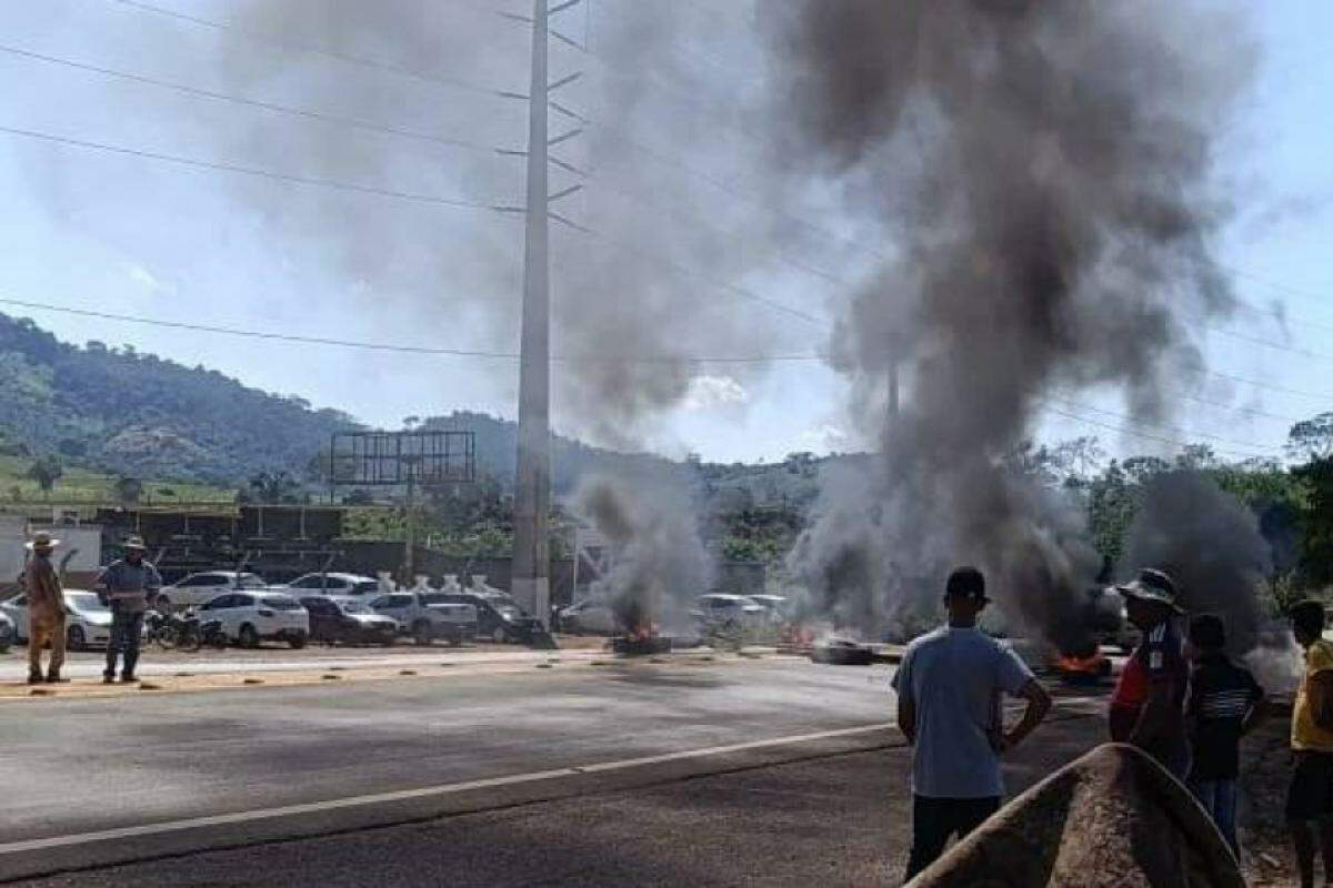 Um grupo sindical colocou fogo em pneus na rodovia PA-275 para se manifestar contra a visita do ex-presidente. 