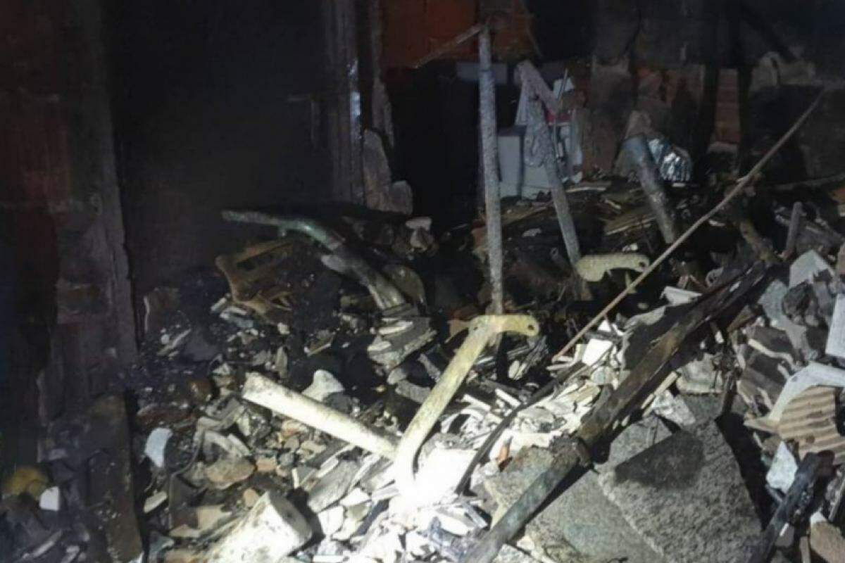 Incêndio destruiu apartamento de coronel que mantinha armas e munições no local