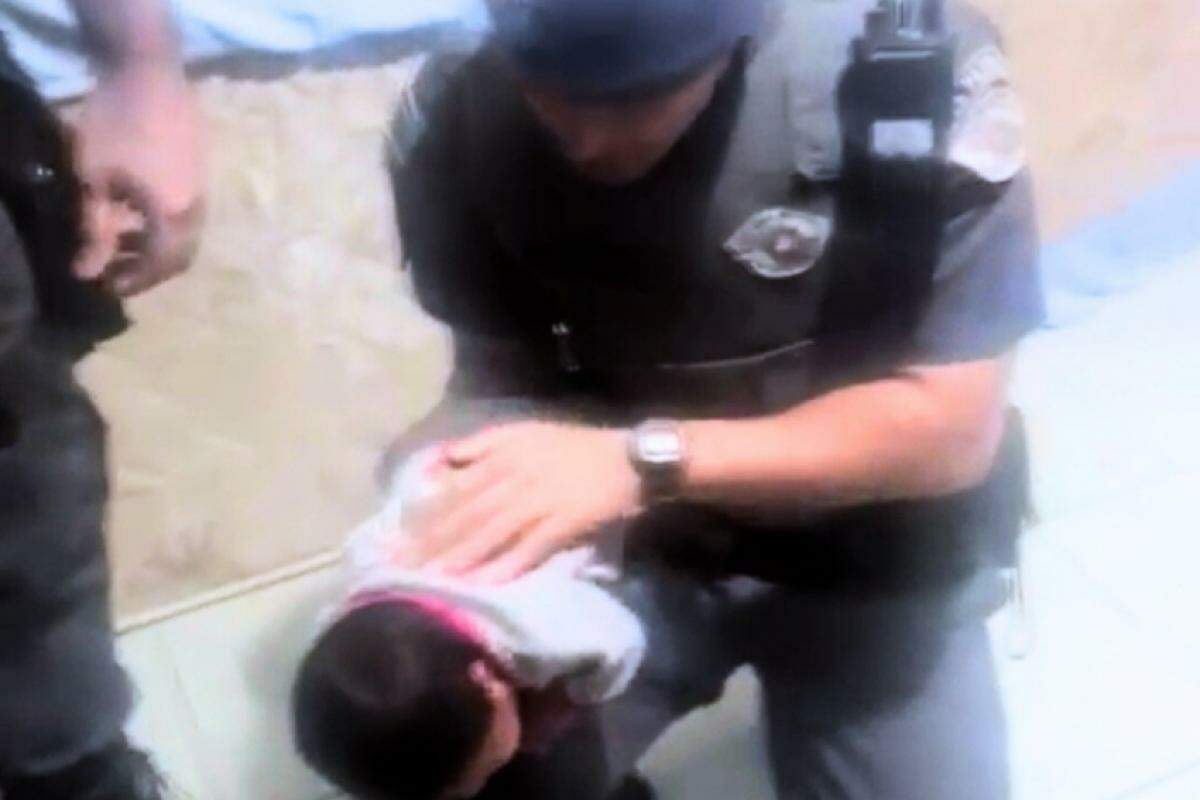 O bebê Enzo foi salvo com a manobra de Heimlich, aplicada pelos policiais 