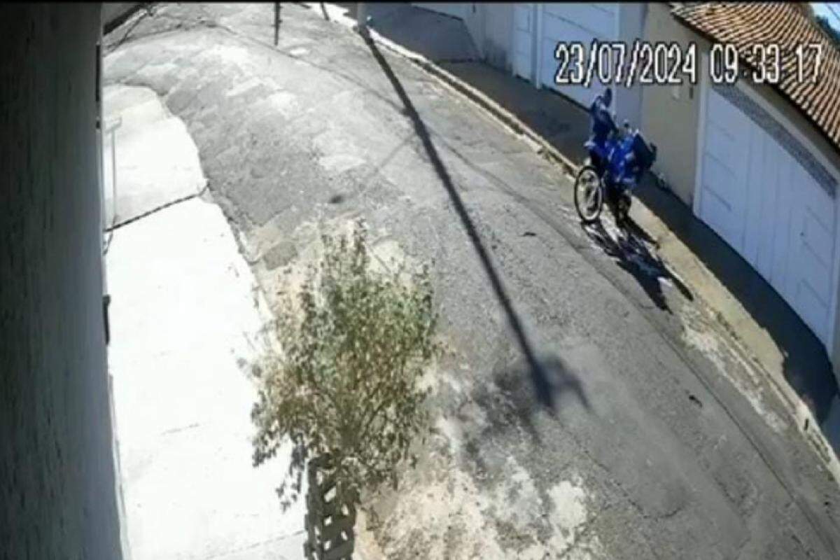 Imagem do ladrão ao furtar a moto na manhã desta terça-feira, 23.