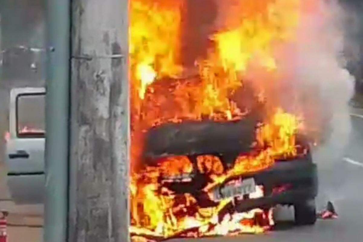 O VW Gol foi totalmente destruído pelo incêndio
