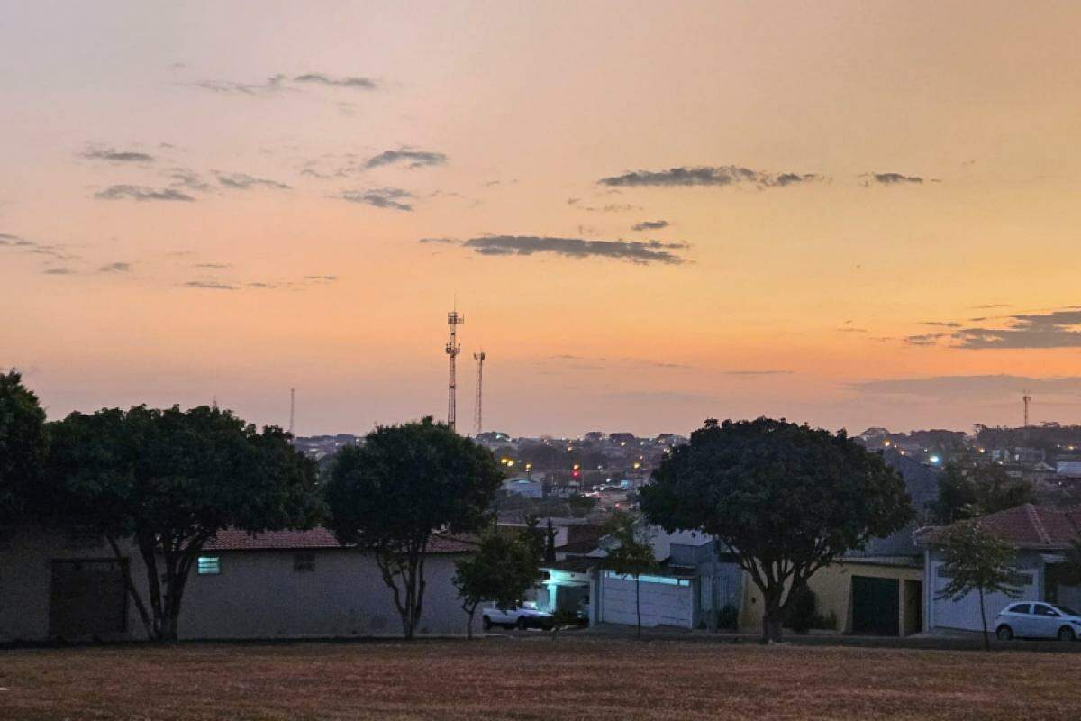 Céu visto do Jardim Petráglia, na região Leste de Franca