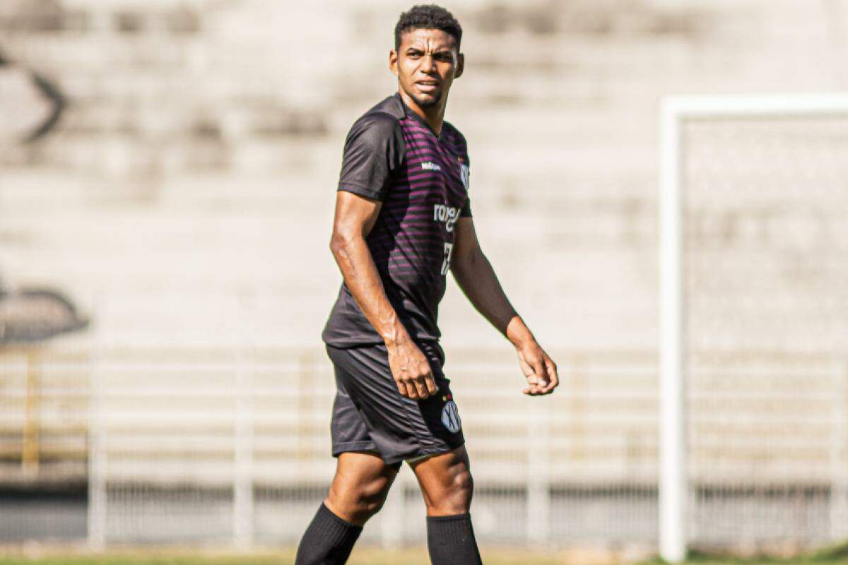 Elenco treina em preparação para o jogo contra o CAT 