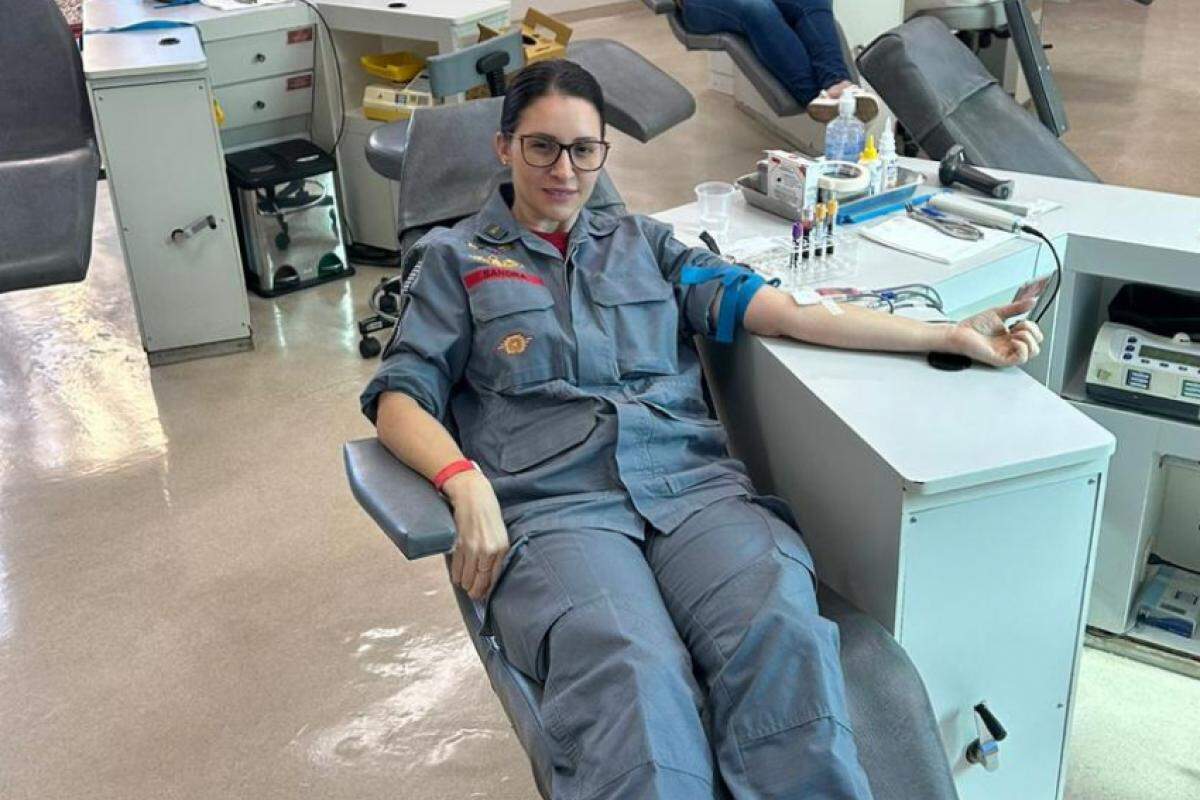 Capitã do Corpo de Bombeiros de Franca, Sandra Camargo, realizando doação de sangue