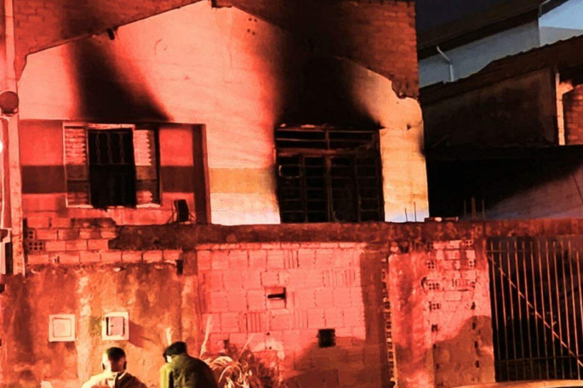 As chamas consumiram os cômodos do imóvel em Piracicaba 
