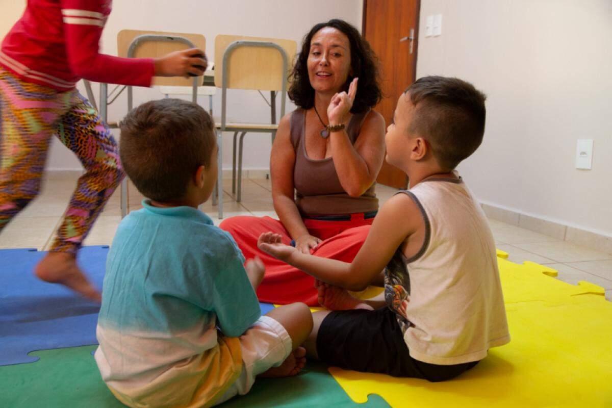 Crianças são atendidas por equipe formada por psicólogos, psicopedagogos, fonoaudiólogos, educadores físicos e assistentes sociais