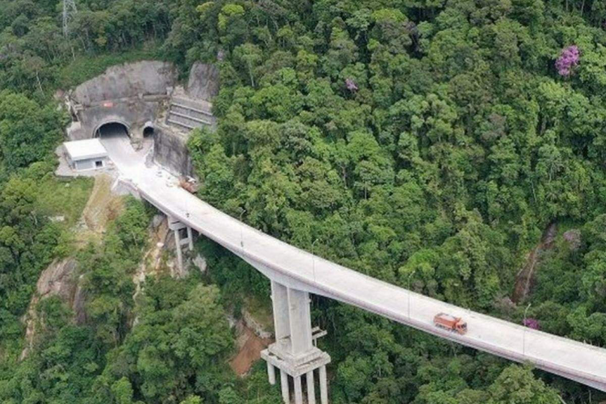 Construção do maior túnel rodoviário do país, na Tamoios