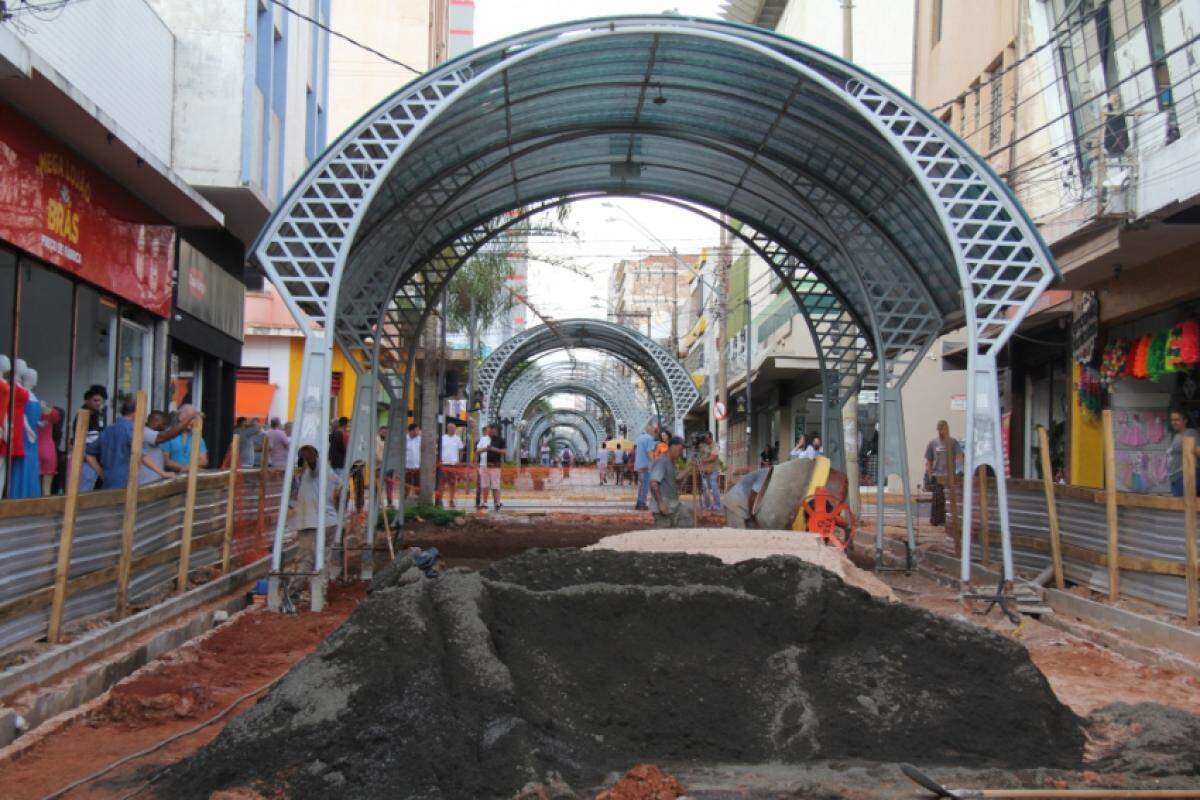 Foto registrada em 11 de abril sobre as obras no Calçadão; projeto possui erros, segundo já admitiu a própria prefeitura