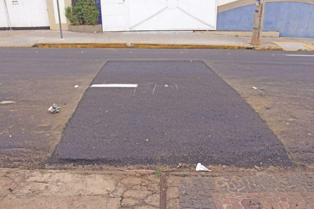 Na rua Riachuelo e na rua José Pinto de Almeida já remendos já foram feitos