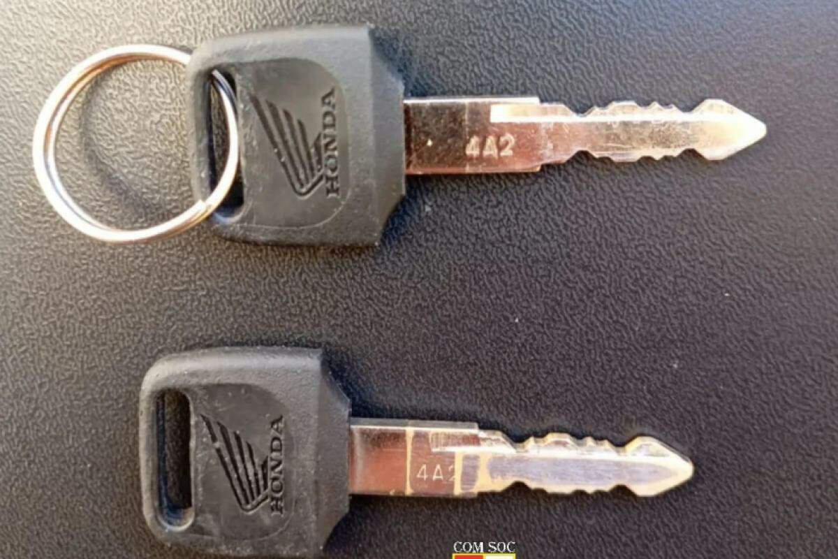 Chave retirada da moto dos criminosos pela vítima tem mesmo código da chave encontrada com o suspeito