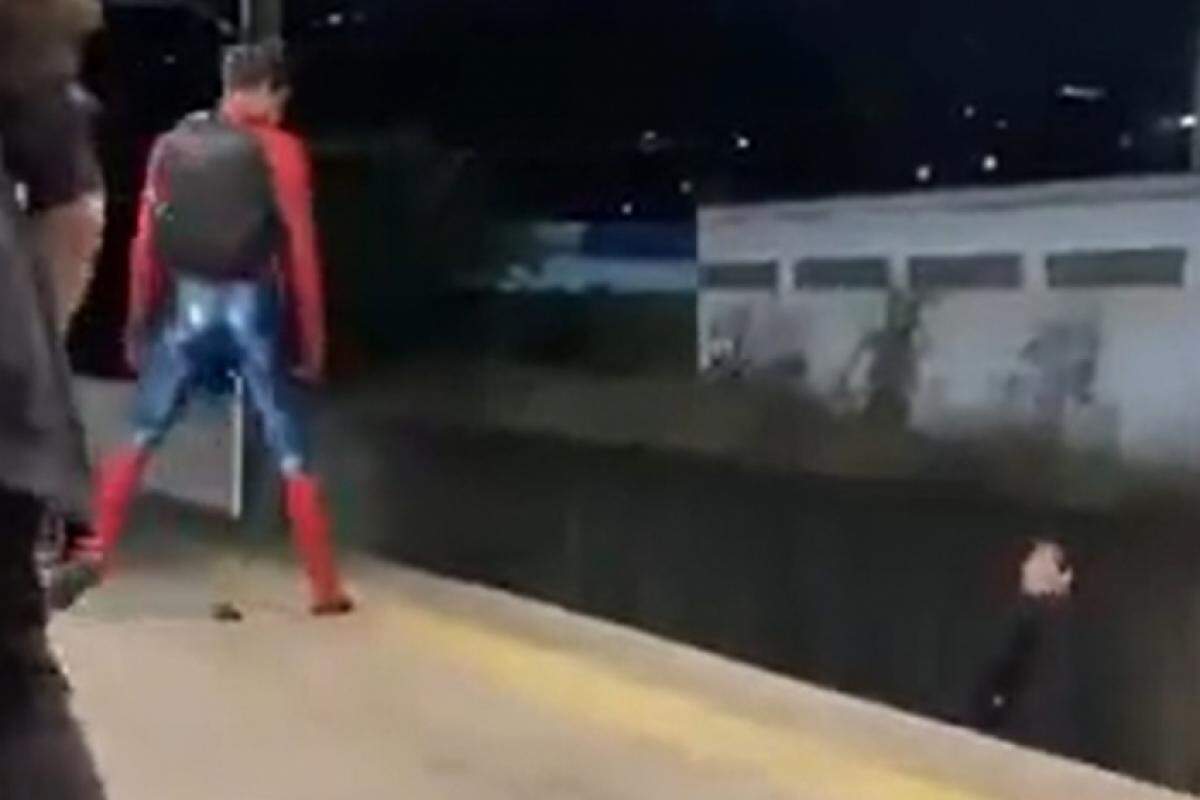 Vídeo mostra momento em que o agressor está nos trilhos do trem
