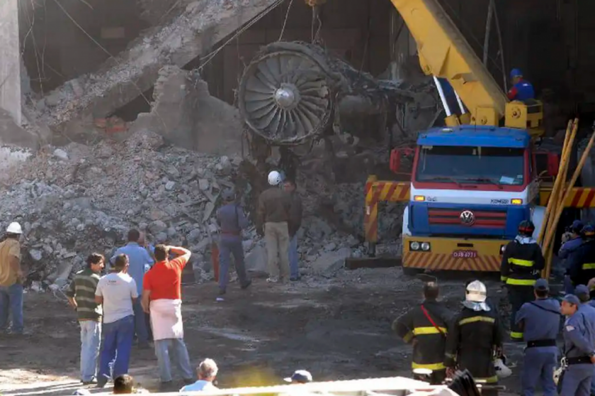 Há exatos 17 anos, às 18h48, o Brasil registrou a maior tragédia da aviação brasileira: o acidente com o Airbus A-320 da Tam