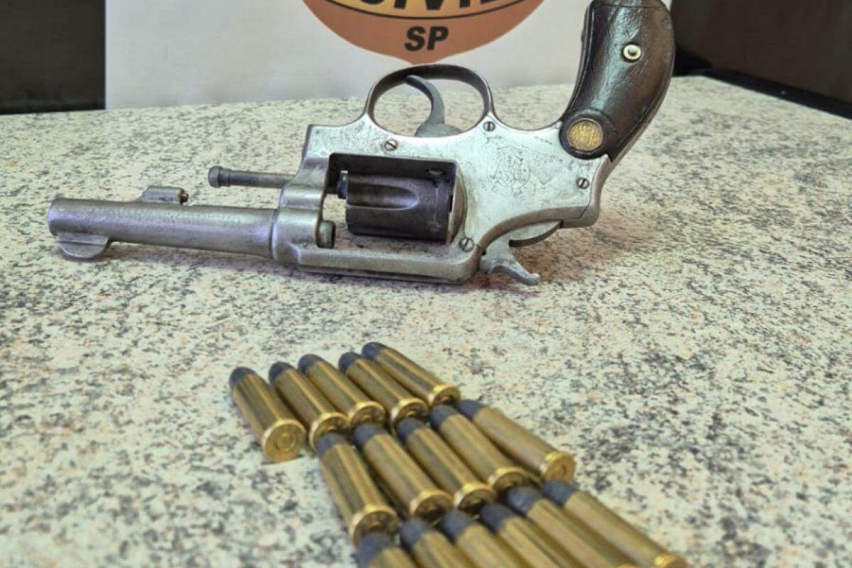 Revólver calibre 38, mesmo calibre da arma usada para matar a vítima, foi apreendido