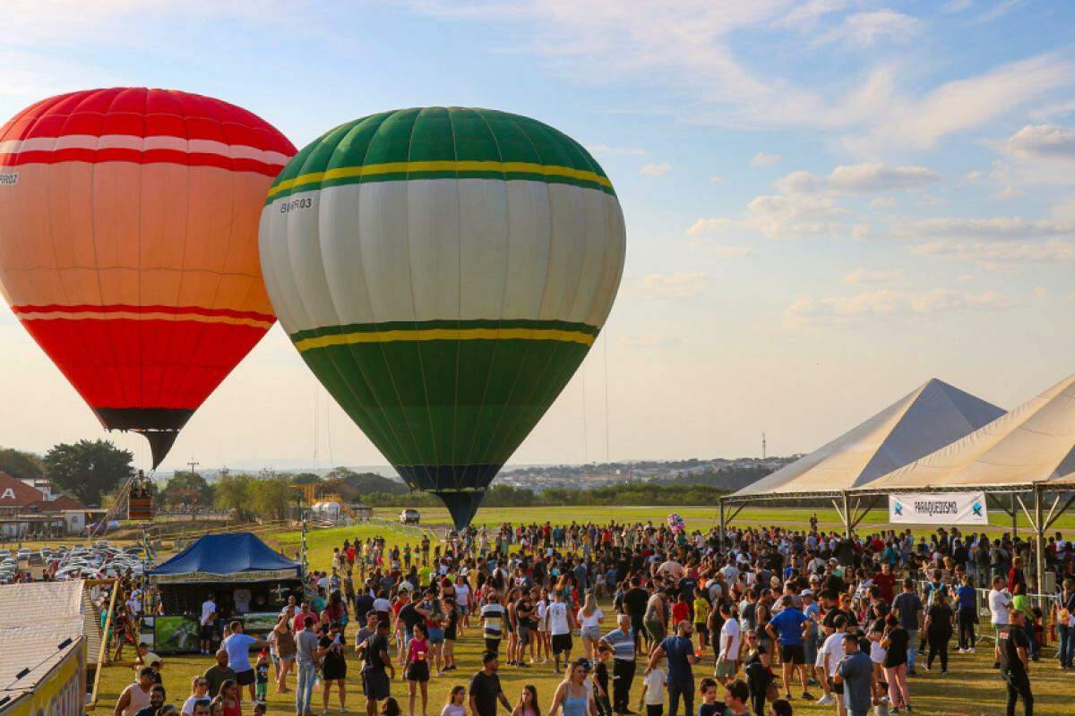 Dois balões fizeram voos ancorados durante a Festa Aviatória