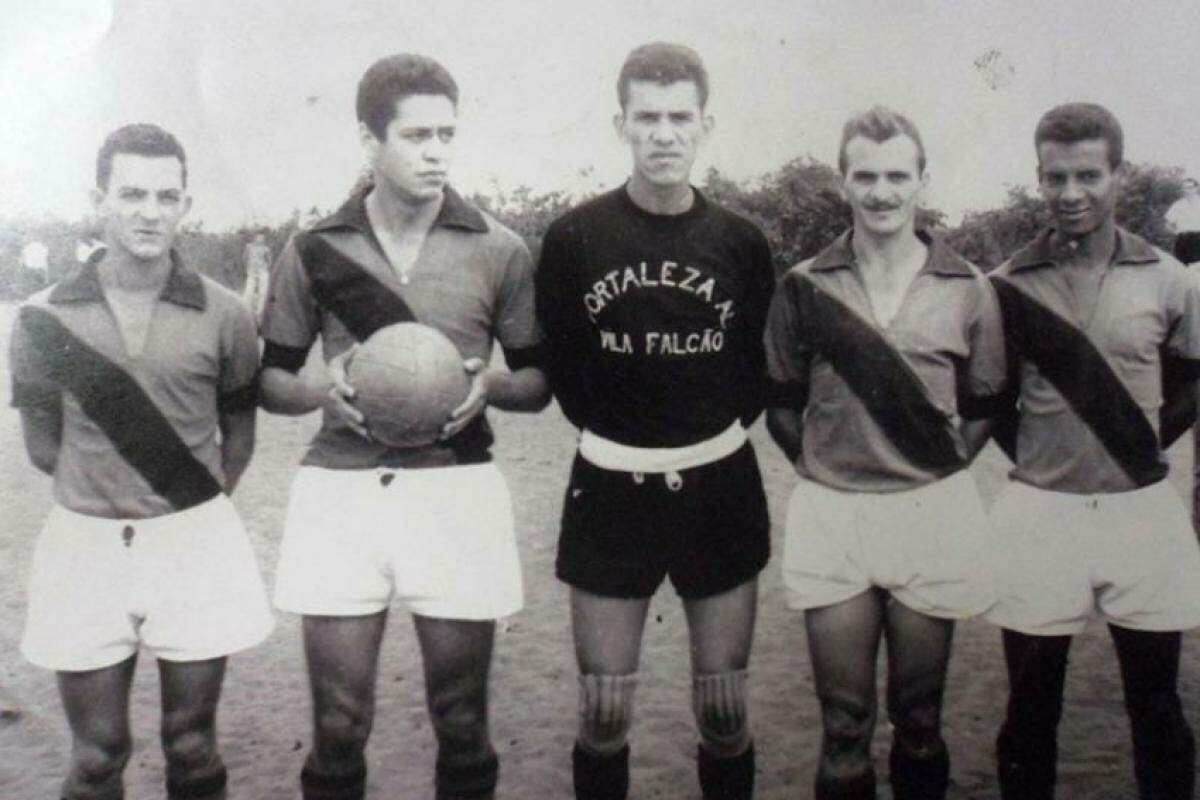 Neco (ao centro) foi goleiro do Fortaleza, da Vila Falcão