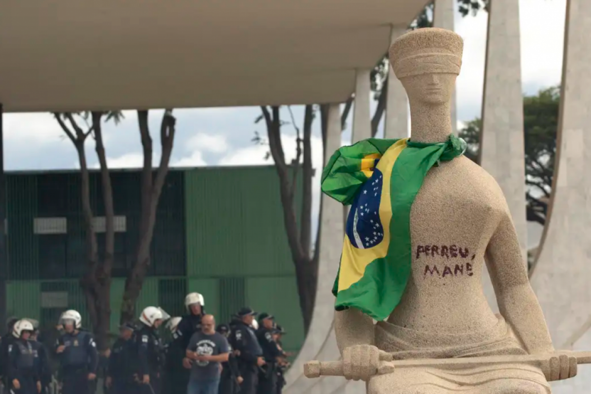 Débora Rodrigues dos Santos é acusada de escrever a frase 'Perdeu, mané' na estátua da Justiça, em frente à sede do STF