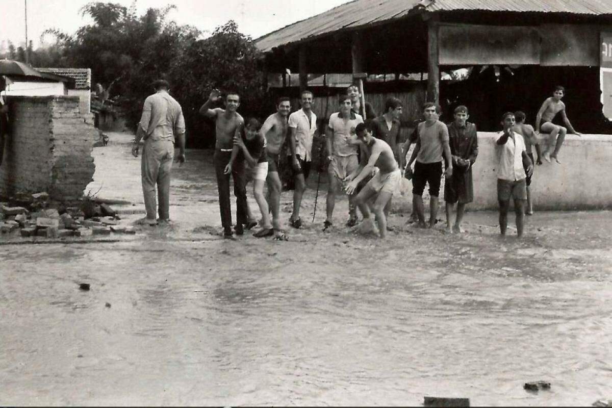 Em 1972, ocorreu uma enchente no Bairro da Colônia, próximo ao Bar Amigos da Colônia. Na foto, José Baraldi Filho (Zinho).
