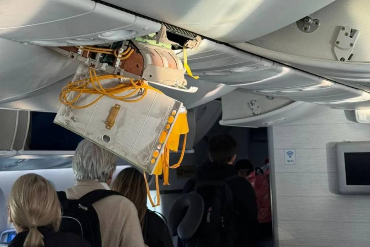Imagens publicadas na internet mostram as avarias no interior do avião após a turbulência, como bagageiros e bancos quebrados. 