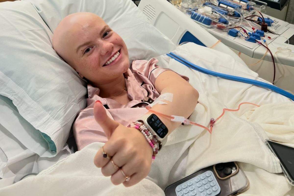 A adolescente foi operada em dezembro de 2020, teve metade do cólon e um dos ovários removidos, e foi tratada com quimioterapia. 
