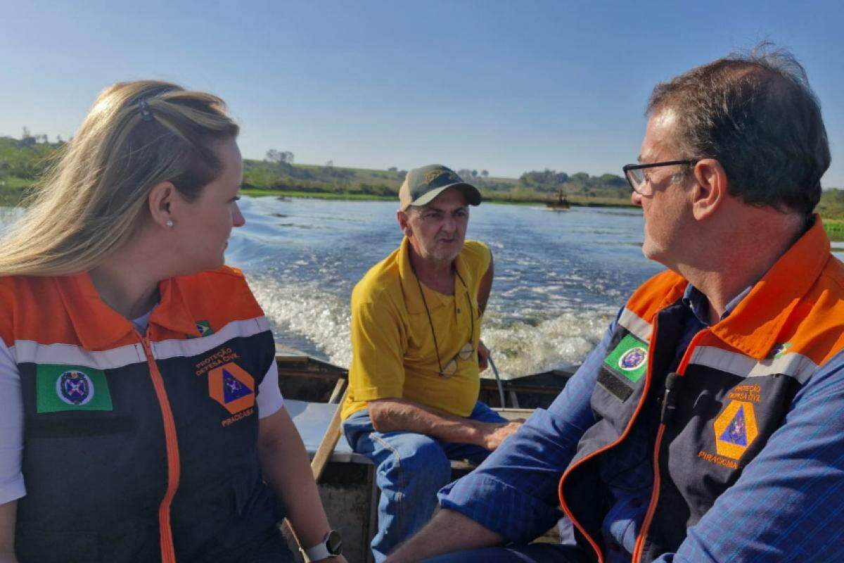 Tássia Espego, secretária de Governo, e o prefeito Luciano Almeida navegam com o pescador Paraná, que auxilia na operação