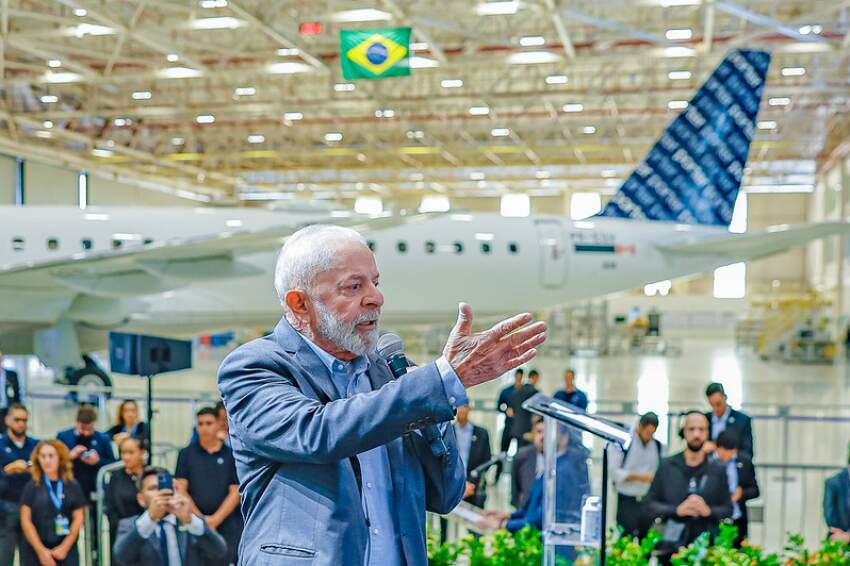 Lula discursa em evento na Embraer, em São José dos Campos