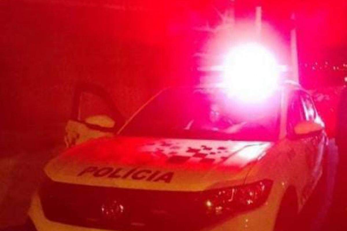 Quatro jovens foram abordados em veículo na rua Ermelinda Maria de Jesus, no Parque Vicente Leporace I, na noite desta terça-feira, 23