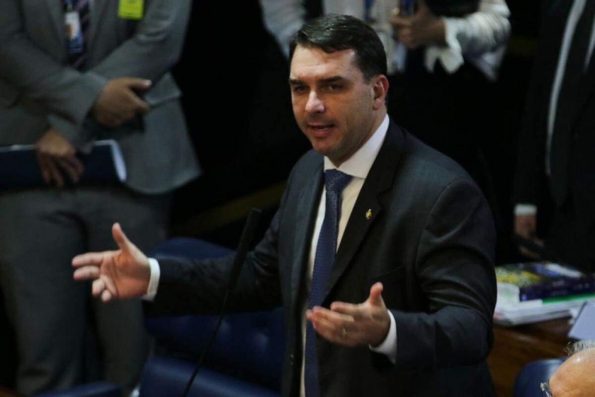 Flávio Bolsonaro disse que tem renda como parlamentar, empresário e advogado