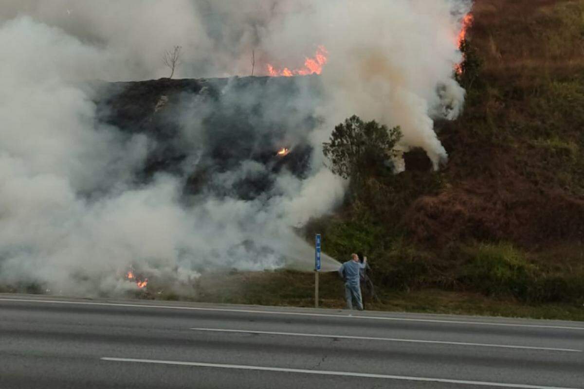 Há poucos dias (foto) um incêndio nas proximidades também interditou a pista