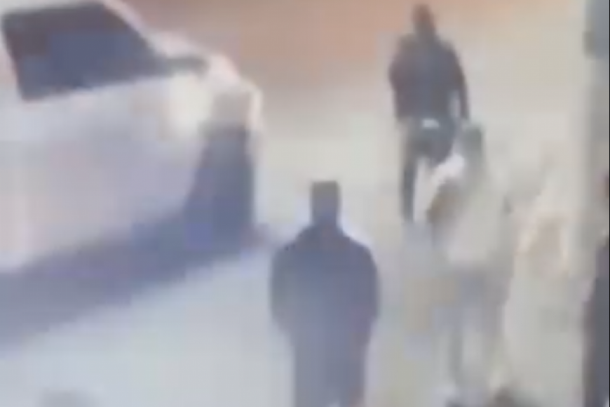 Um vídeo mostra o carro deixando o local depois da batida. 