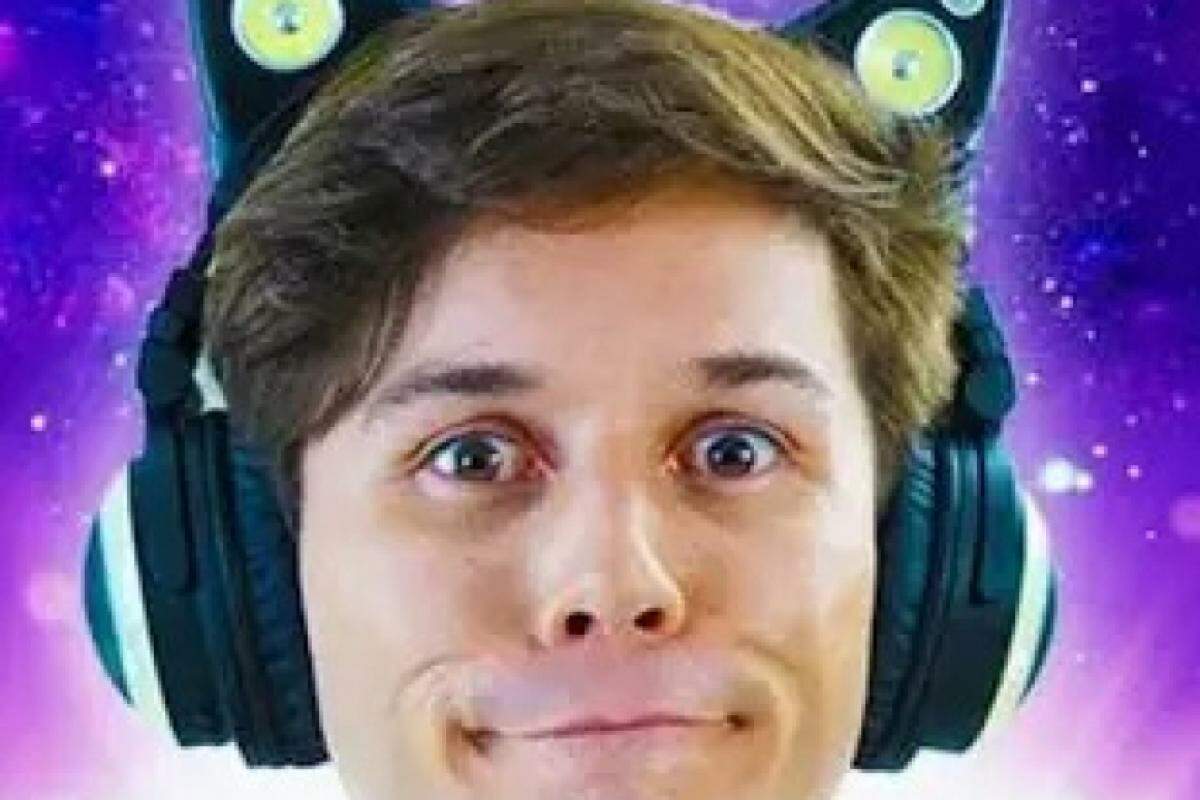 O youtuber Ronaldo Souza ganhou fama com o personagem 'Gato Galáctico'