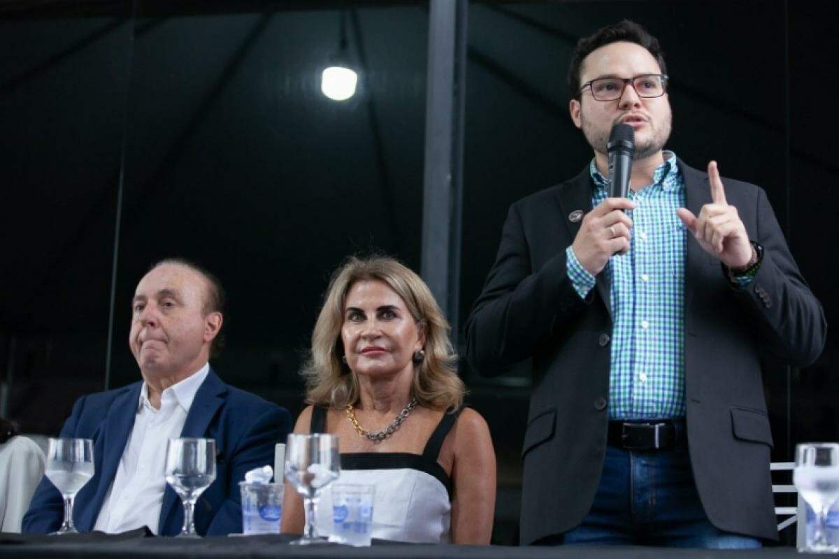 Lucas Furlam fala durante convenção do partido