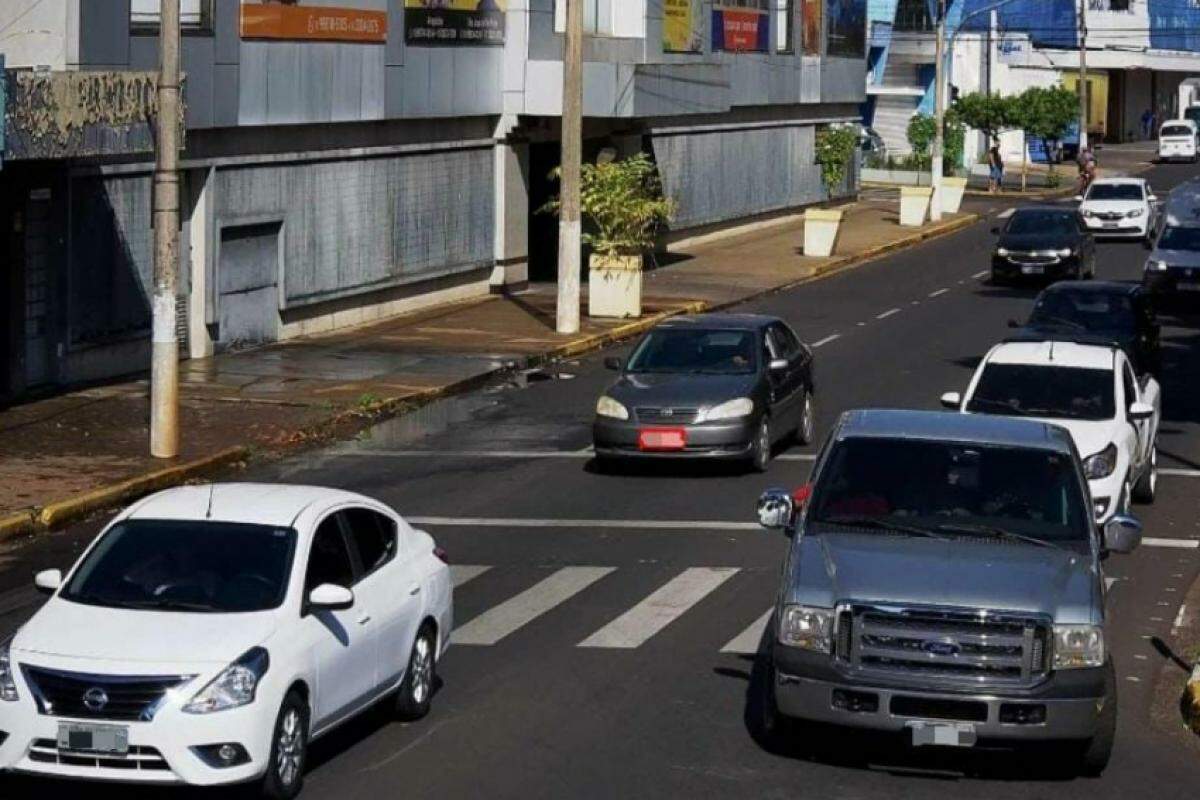 Foi realizada uma varredura, identificando que o veículo estava na Avenida dos Araçás, onde foi feita a abordagem